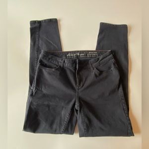 Eddie Bauer black slightly curvy slim straight jeans.Size 4